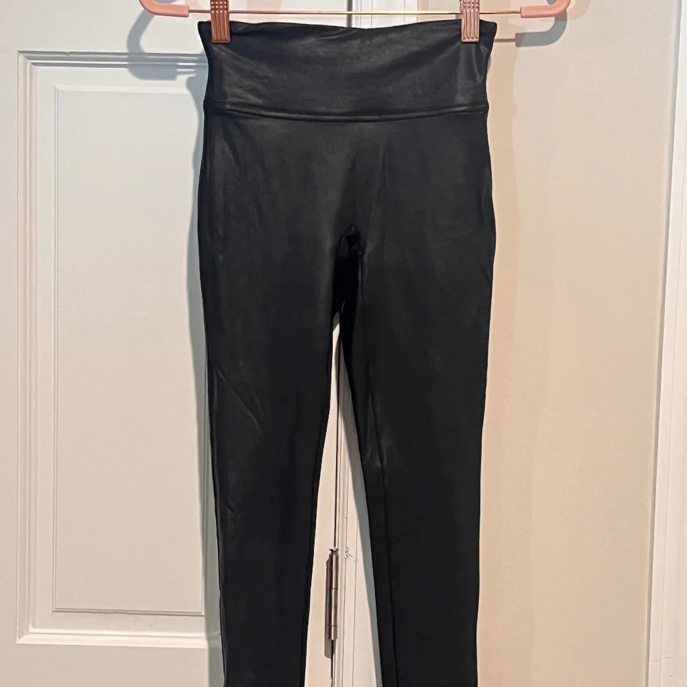 SPANX Women’s Faux Leather Leggings- Black/ Size X-Small Petite - Picture 5 of 5